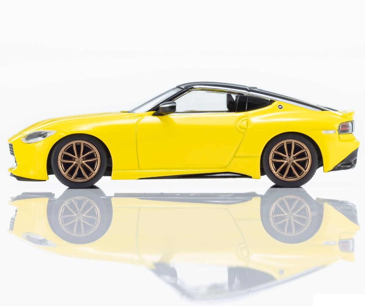 Kyosho - Nissan Fairlady Z Yellow - Mini Car & Book - Scala 1/64