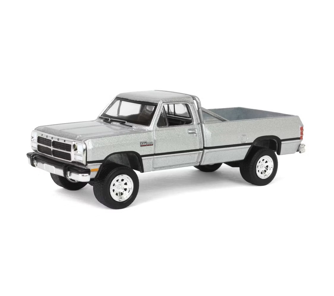 Greenlight - 1992 Dodge Ram D250 Power Ram Lifted Rollbar Silver - Series All Terrain - Scala 1/64