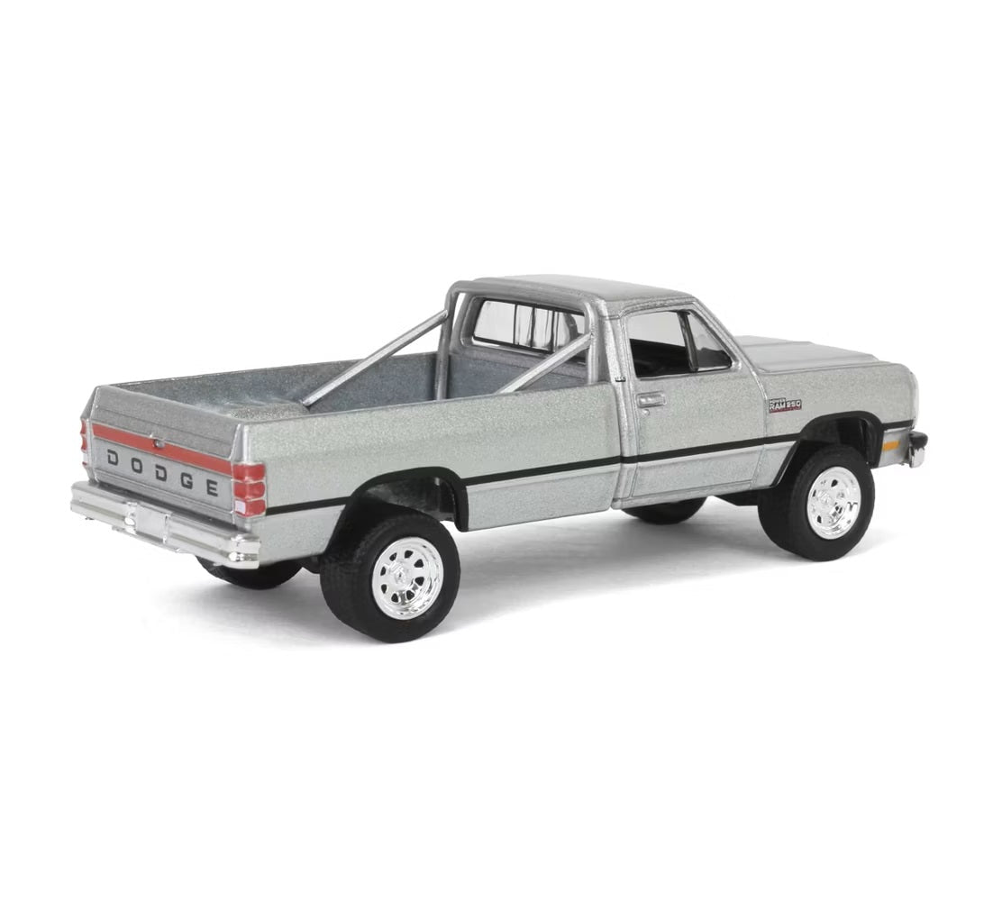 Greenlight - 1992 Dodge Ram D250 Power Ram Lifted Rollbar Silver - Series All Terrain - Scale 1/64