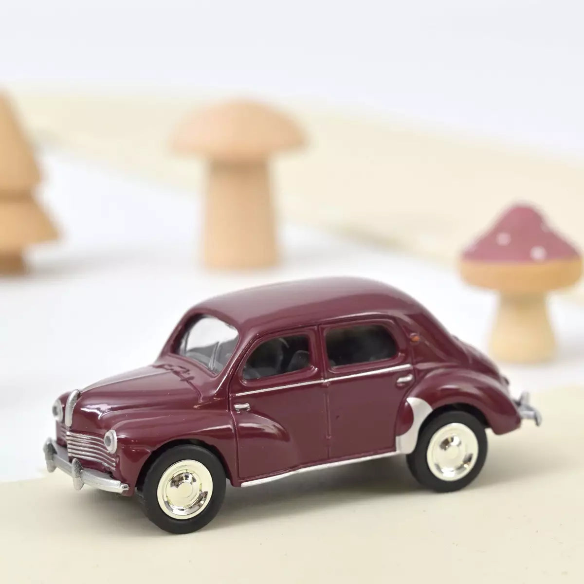 Norev - Renault 4CV 1950 Maroon - Scala 1/64 Circa