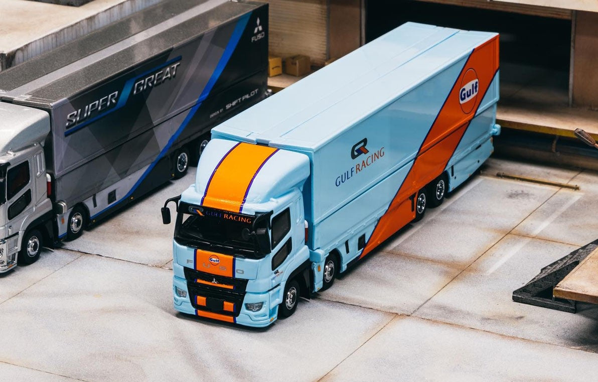 Tarmac Works - Mitsubishi Fuso Truck with Transporter Light Blue / Orange Gulf Oil - Truck64 Series - Scala 1/64 T64T-TL001-GULF