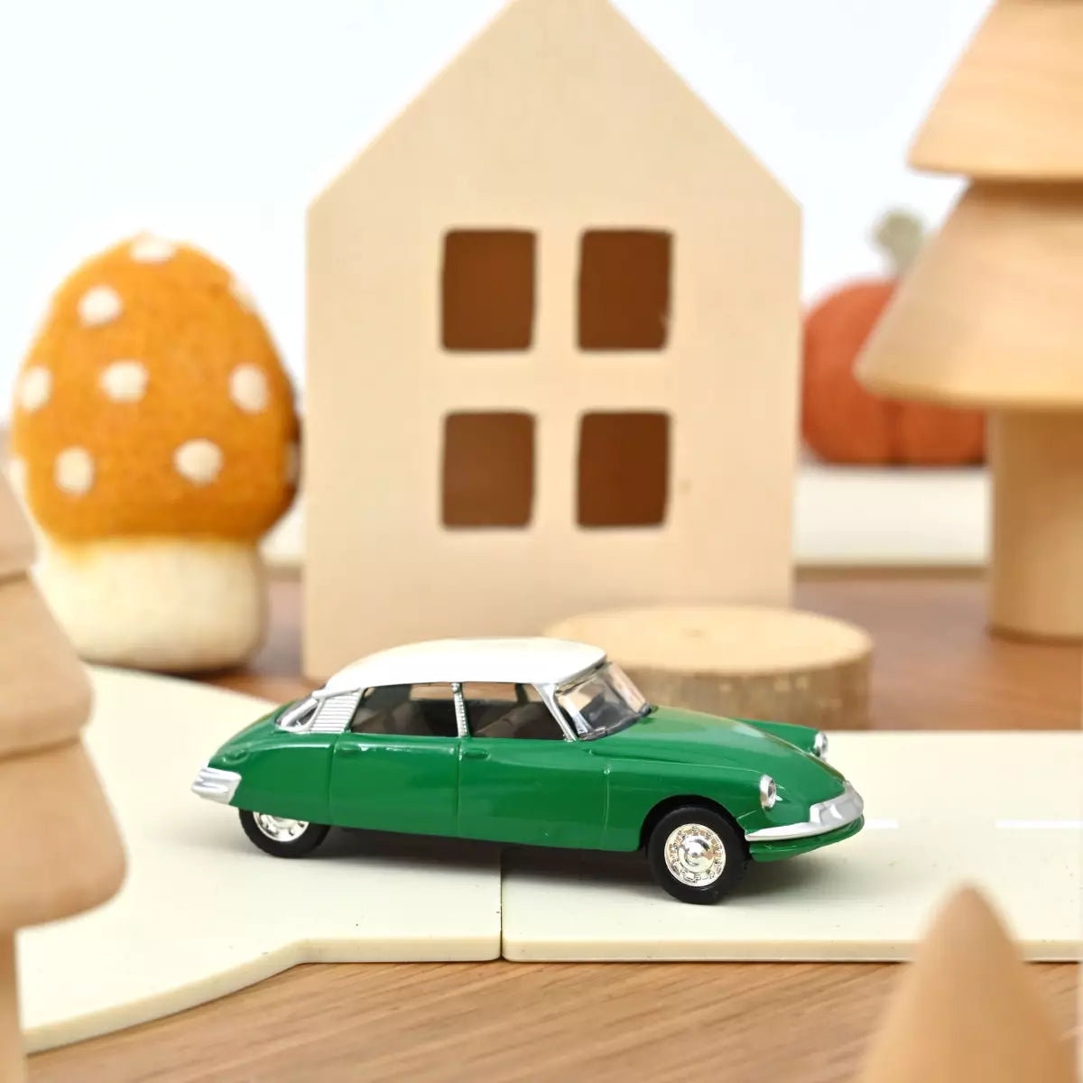 Norev - Citroen DS 19 1958 Green &amp; White roof - Scale 1/64 Approximately