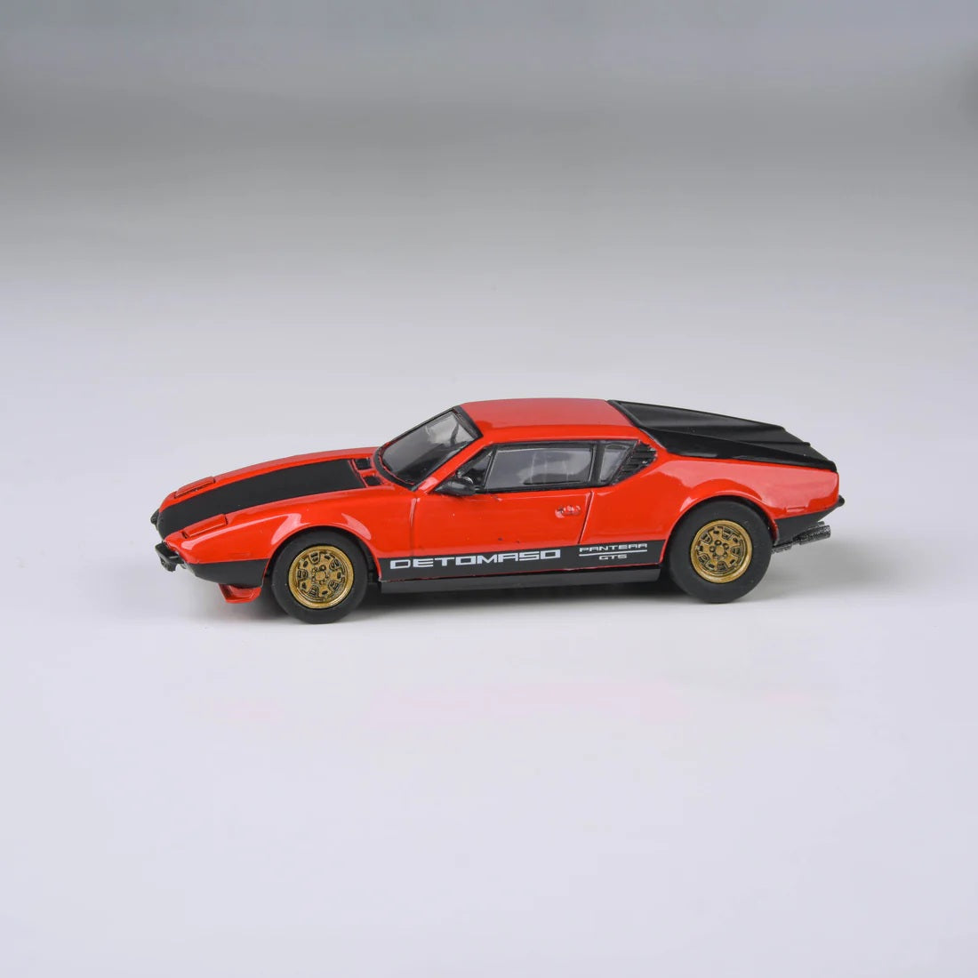 Para64 - 1972 De Tomaso Pantera Red / Black - Scale 1/64